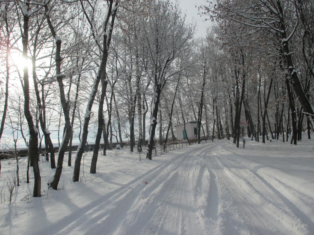 Otel Issyk-Kul Karakol Exteriör bild